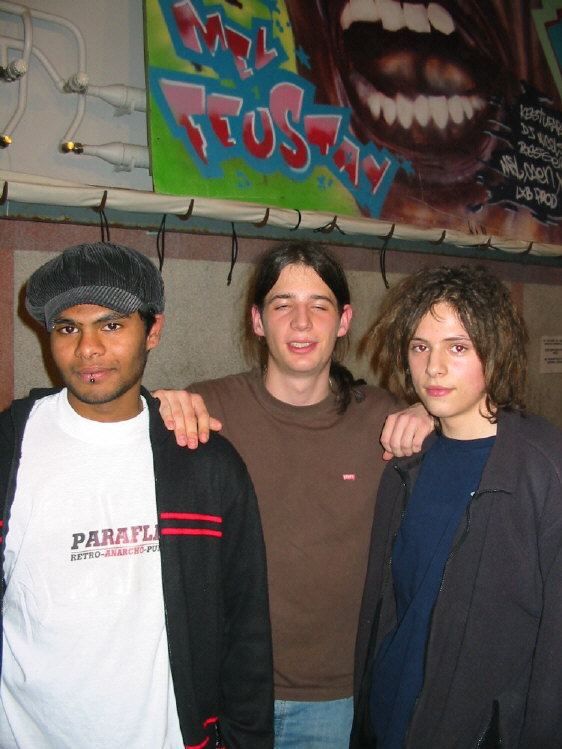 hellef....ech kann net kucken....so mer wann et gebletzt huet!!!